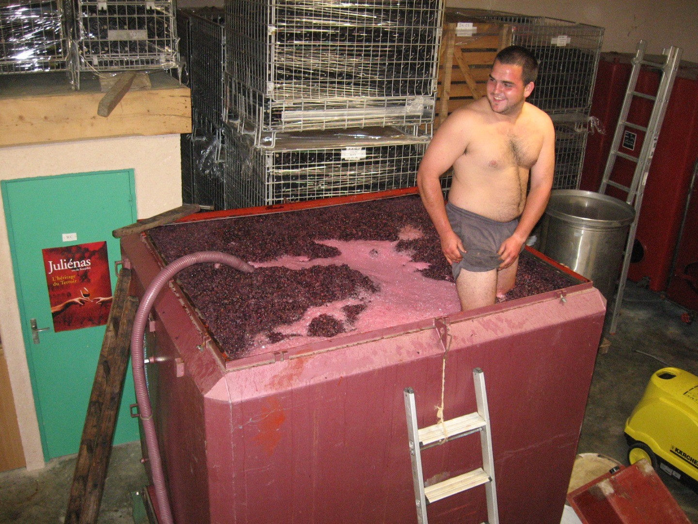 Jean-Philippe rejoint EARL et accroît encore l’exploitation avec des vignes en fermage et en métayage.